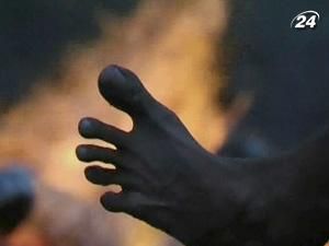 В горах Странджа виконують незвичний ритуал - танці на вугіллі В горах Странджа виконують незвичний ритуал - танці на вугіллі