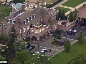 Бекхеми покидають Англію і продають свій палац Бекхеми покидають Англію і продають свій палац