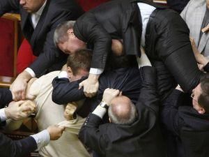 Депутати побилися у перший день нової сесії Ради Депутати побилися у перший день нової сесії Ради