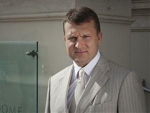 У Латвії кандидат в прем'єр-міністри розплакався на прес-конференції У Латвії кандидат в прем'єр-міністри розплакався на прес-конференції