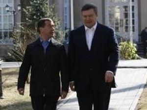 Янукович та Медведєв на старих автомобілях приїдуть з Пітеру в Одесу Янукович та Медведєв на старих автомобілях приїдуть з Пітеру в Одесу