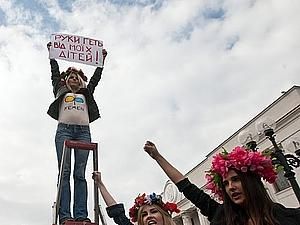 FEMEN провела акцію не роздягаючись топлес (ФОТО) FEMEN провела акцію не роздягаючись топлес (ФОТО)