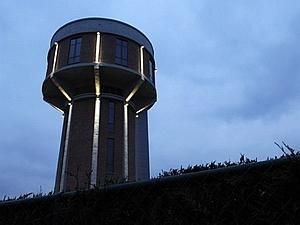 У Бельгії водонапірну башту переробили у сучасний житловий будинок У Бельгії водонапірну башту переробили у сучасний житловий будинок