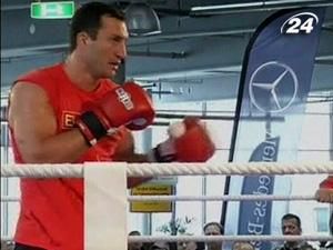 Кличко та Пітер провели відкрите тренування Кличко та Пітер провели відкрите тренування