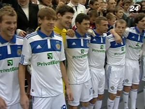 Гравці ФК "Динамо" презентували вболівальникам нову екіпіровку Гравці ФК "Динамо" презентували вболівальникам нову екіпіровку