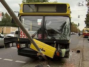 Київ: у центрі столиці не розминулися автобус і трамвай Київ: у центрі столиці не розминулися автобус і трамвай