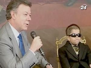 Найменша людина світу зустрілась з Президентом Колумбії Найменша людина світу зустрілась з Президентом Колумбії