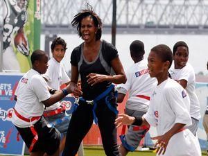 Мішель Обама зіграла в американський футбол зі школярами Мішель Обама зіграла в американський футбол зі школярами