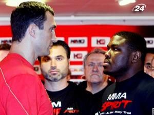 Володимир Кличко на 2,5 кілограма важчий за Пітера Володимир Кличко на 2,5 кілограма важчий за Пітера