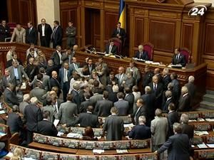 Тема тижня: робота парламенту почалась з блокування трибуни Тема тижня: робота парламенту почалась з блокування трибуни