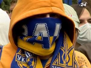 Тема тижня: футбольні фани виступили проти об’єднання Кубків України і Росії Тема тижня: футбольні фани виступили проти об’єднання Кубків України і Росії