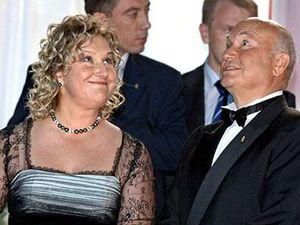 Мер Москви та його дружина подають до суду на федеральні телеканали Мер Москви та його дружина подають до суду на федеральні телеканали