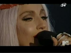 Lady GaGa розплакалася, отримуючи нагороду за краще відео року Lady GaGa розплакалася, отримуючи нагороду за краще відео року
