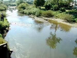 Під Калушем близько доби в ріку текло дизпаливо Під Калушем близько доби в ріку текло дизпаливо