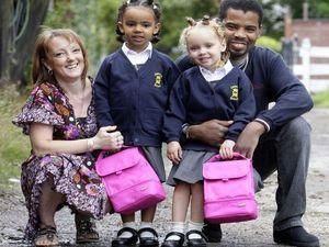 В Британії до школи пішли близнючки з різним кольором шкіри В Британії до школи пішли близнючки з різним кольором шкіри