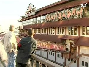 Комплекс "Мандарин" прибирають з Дніпровської набережної Комплекс "Мандарин" прибирають з Дніпровської набережної