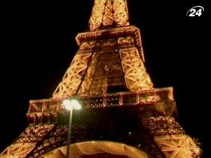 У Парижі поліція евакуювала всіх туристів і персонал Ейфелевої вежі У Парижі поліція евакуювала всіх туристів і персонал Ейфелевої вежі