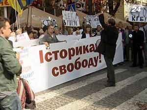 СБУ вивчає історичні документи, за які затримала історика Забілого СБУ вивчає історичні документи, за які затримала історика Забілого