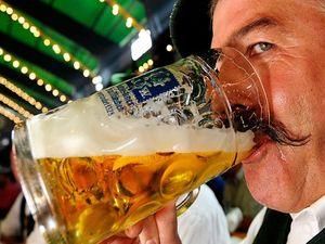 У Німеччині до "Октоберфесту" об'єдналися броварні-конкуренти, щоб зварити надзвичайне пиво У Німеччині до "Октоберфесту" об'єдналися броварні-конкуренти, щоб зварити надзвичайне пиво