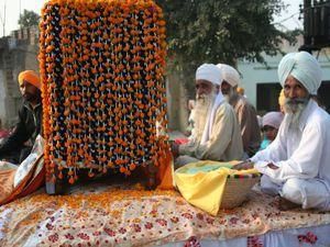 В Індії 60 забобонних жінок спалили живцем двох чоловіків В Індії 60 забобонних жінок спалили живцем двох чоловіків