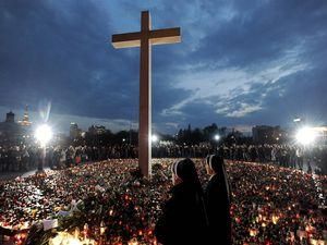 У Варшаві зник хрест, який поставили в пам'ять загиблих під Смоленськом У Варшаві зник хрест, який поставили в пам'ять загиблих під Смоленськом