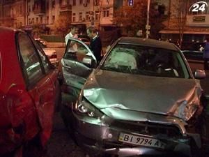 У Києві у ДТП потрапили 4 автомобілі: 5 людей госпіталізовано