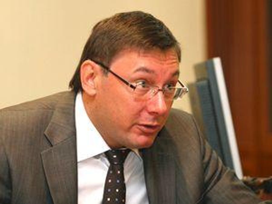 Луценко орендував Toyota Land Cruiser за 100 гривень в місяць Луценко орендував Toyota Land Cruiser за 100 гривень в місяць