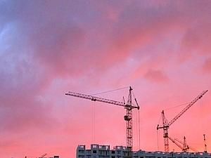 Росія: будівельник, який вимагав виплати зарплати, спустився з крану Росія: будівельник, який вимагав виплати зарплати, спустився з крану