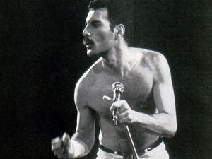 Саша Коен зіграє Фредді Меркьюрі Саша Коен зіграє Фредді Меркьюрі