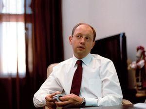 Яценюк збирається повернути владу облрадам Яценюк збирається повернути владу облрадам