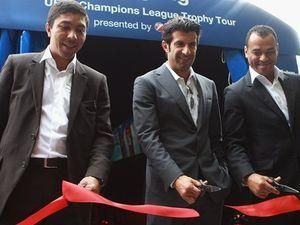 Фігу, Кафу та Елбер привезли кубок чемпіонів до Мюнхену Фігу, Кафу та Елбер привезли кубок чемпіонів до Мюнхену