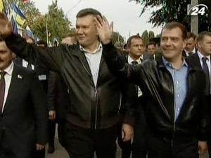 В Глухові зустрічали Януковича і Медведєва В Глухові зустрічали Януковича і Медведєва