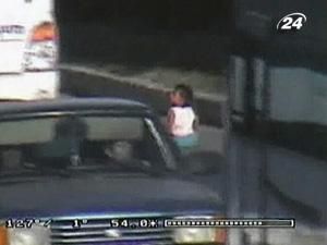 В Анталії малюк виповз на шосе В Анталії малюк виповз на шосе