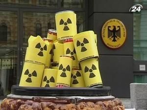 Київ: Під посольством Німеччини екологи скинули “ядерні відходи” Київ: Під посольством Німеччини екологи скинули “ядерні відходи”