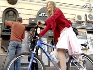 Кілька десятків велосипедисток у спідницях проїхалися Києвом Кілька десятків велосипедисток у спідницях проїхалися Києвом