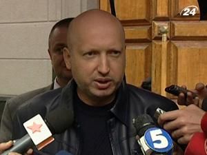 Турчинов: Слідчі ставили ті ж самі питання, що і на минулому допиті Турчинов: Слідчі ставили ті ж самі питання, що і на минулому допиті