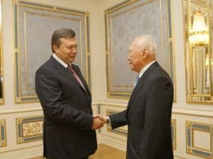 Віктор Янукович зустрівся із "батьком" сучасного Сінгапуру Віктор Янукович зустрівся із "батьком" сучасного Сінгапуру