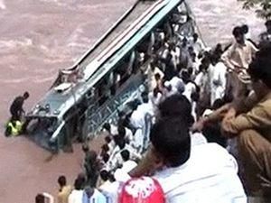 У Пакистані в річку впав шкільний автобус, в якому знаходилися 30 дітей У Пакистані в річку впав шкільний автобус, в якому знаходилися 30 дітей