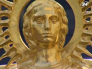 На Південну вежу "Софії Київської" встановили Архістратига Михаїла На Південну вежу "Софії Київської" встановили Архістратига Михаїла