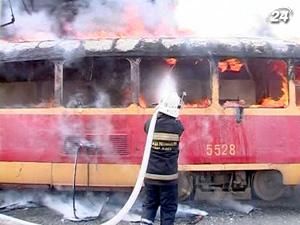 У Києві під час руху загорівся трамвай, постраждалих немає У Києві під час руху загорівся трамвай, постраждалих немає