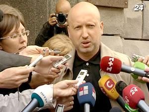 Турчинов сьогодні втретє прийшов на допит в СБУ Турчинов сьогодні втретє прийшов на допит в СБУ