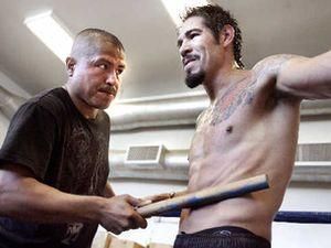 Маргаріто перевірив свій прес поліцейською палицею Маргаріто перевірив свій прес поліцейською палицею