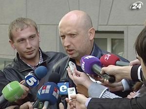 Турчинов втретє прийшов на допит в СБУ Турчинов втретє прийшов на допит в СБУ