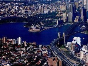 У Сіднеї на дах імміграційного центру вилізли дев'ять китайців У Сіднеї на дах імміграційного центру вилізли дев'ять китайців