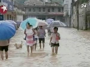 Китай потерпає від тайфуну “Фанапі”