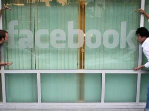 Facebook працює над смартфонами Facebook працює над смартфонами