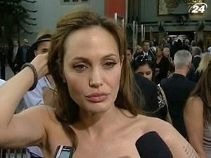 Анджеліна Джолі хоче помиритися із Дженніфер Аністон Анджеліна Джолі хоче помиритися із Дженніфер Аністон