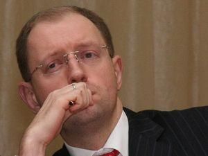 Яценюк вимагає надати повноваженням місцевим радам