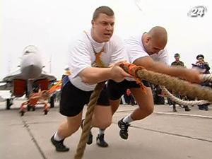 В Івано-Франківську богатирі встановили новий рекорд України В Івано-Франківську богатирі встановили новий рекорд України