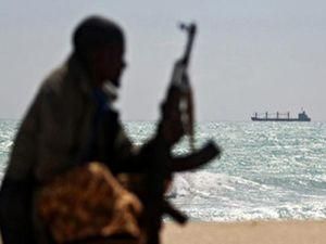 Пірати транспортують судно з українцями до Сомалі Пірати транспортують судно з українцями до Сомалі